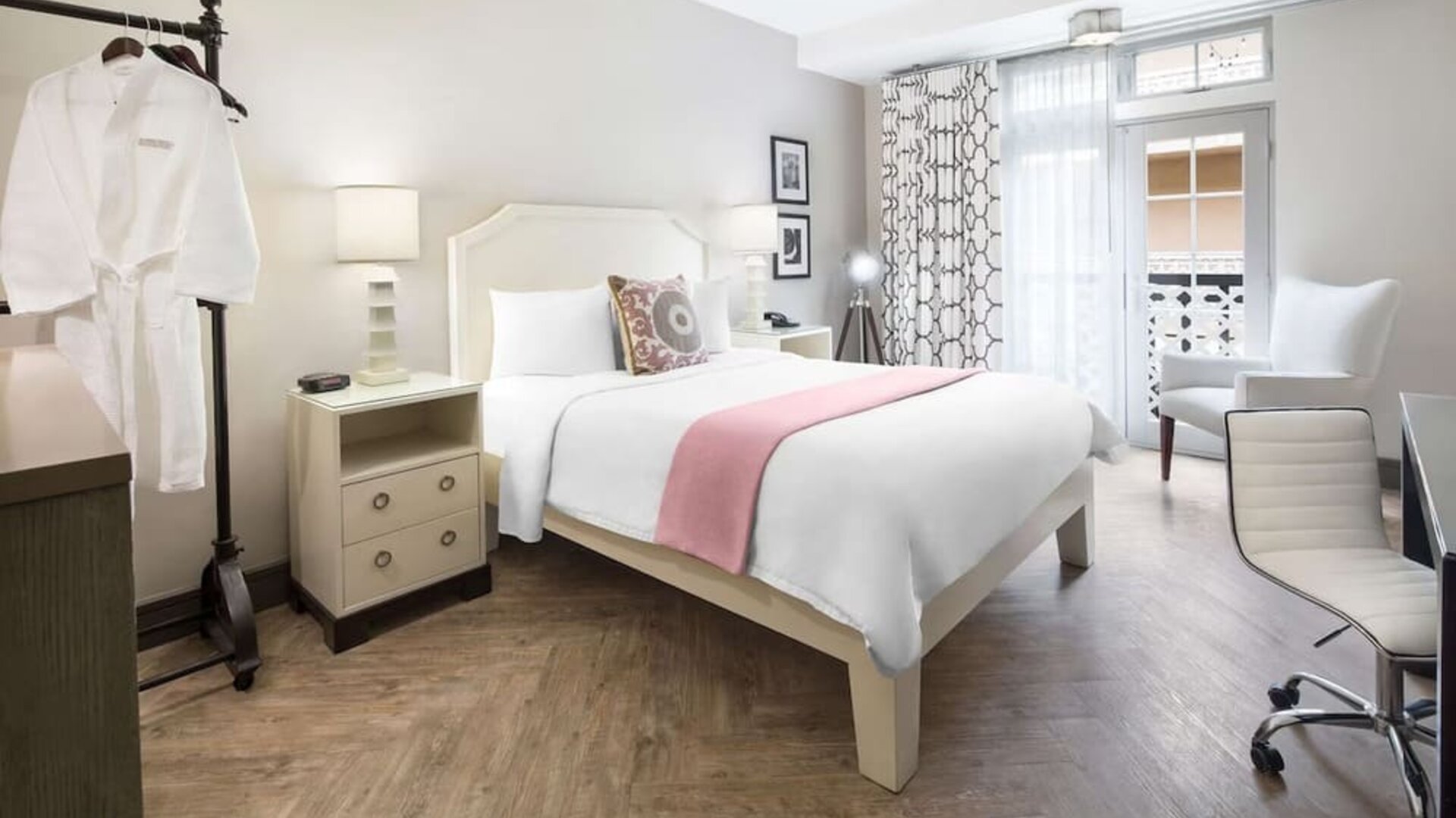 Queen bedroom with work desk at Hollywood Hotel.