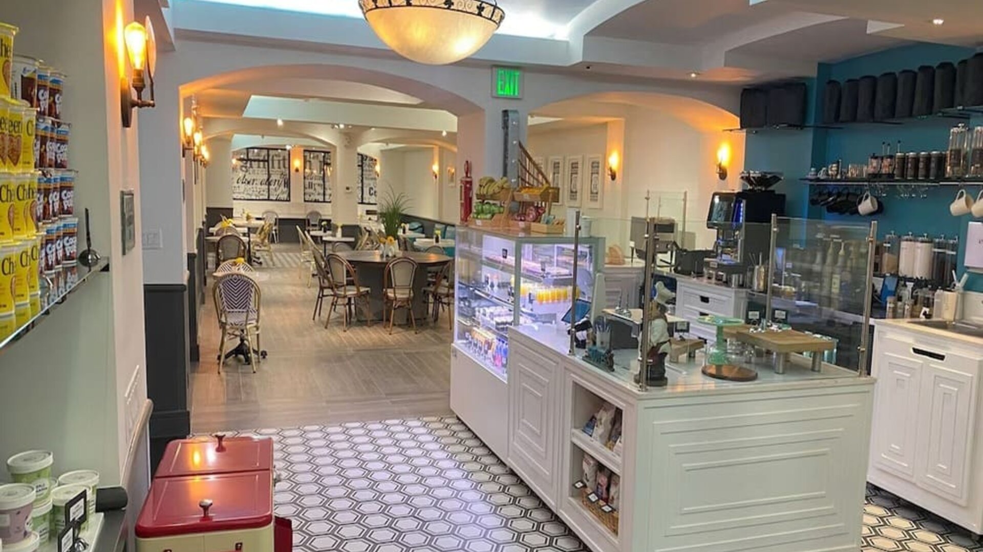 Dining area perfect for coworking at Hollywood Hotel.