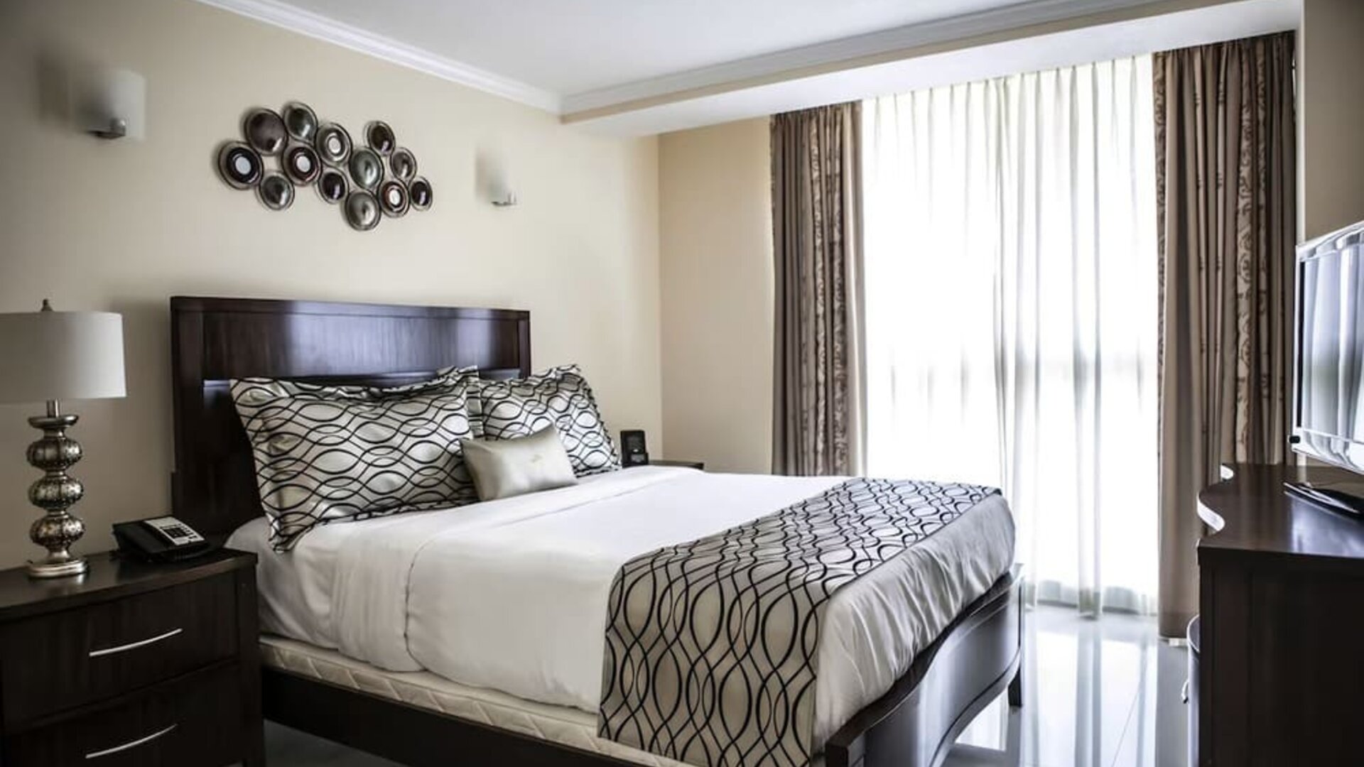 Day use room with natural light at The Mutiny Hotel.