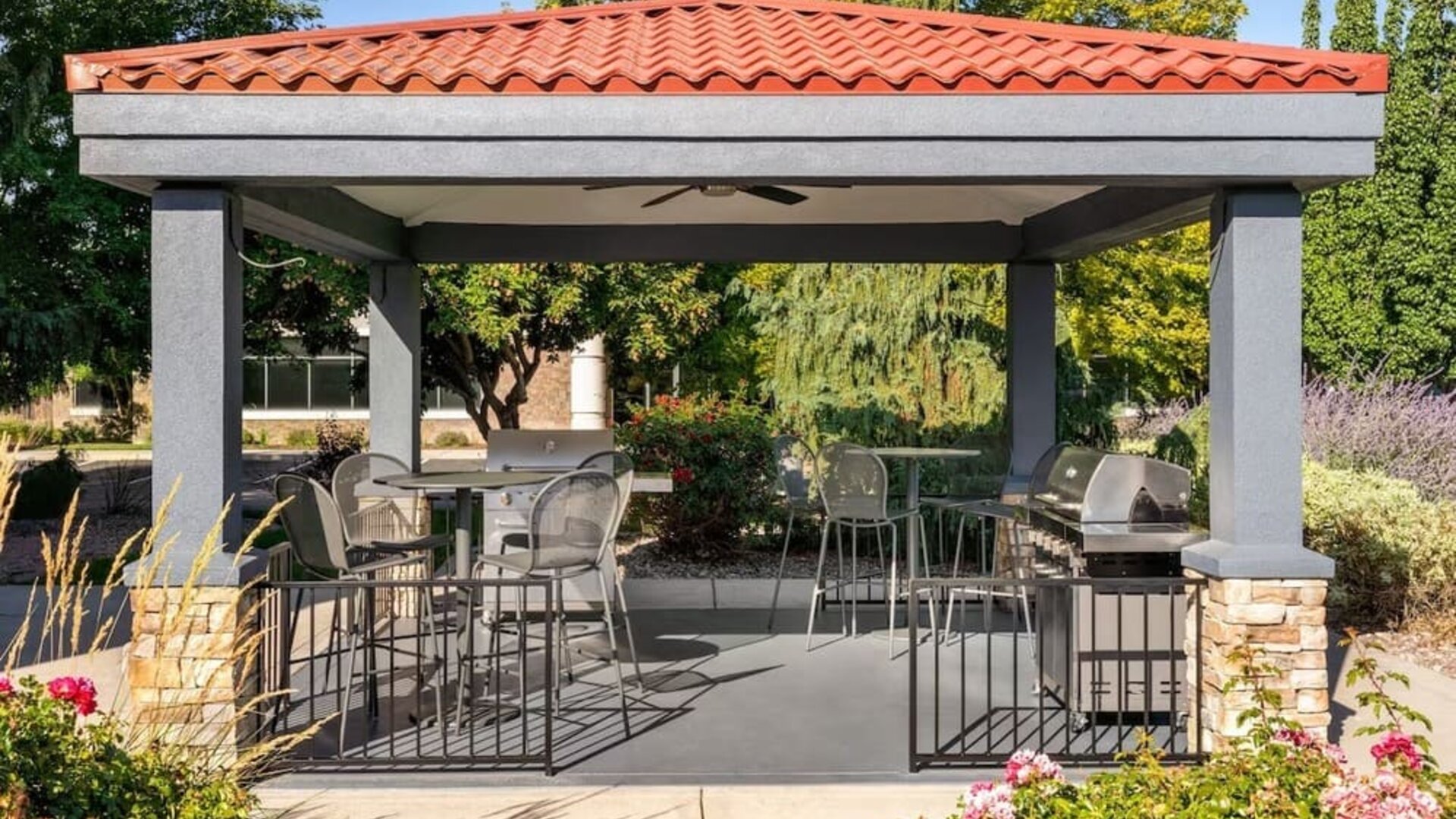 Grill and picnic area at Candlewood Suites Meridian.