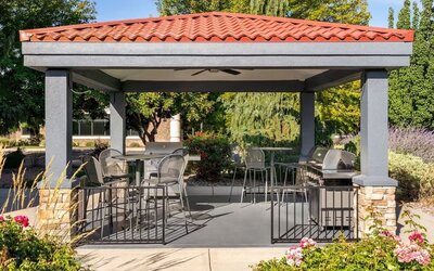 Grill and picnic area at Candlewood Suites Meridian.