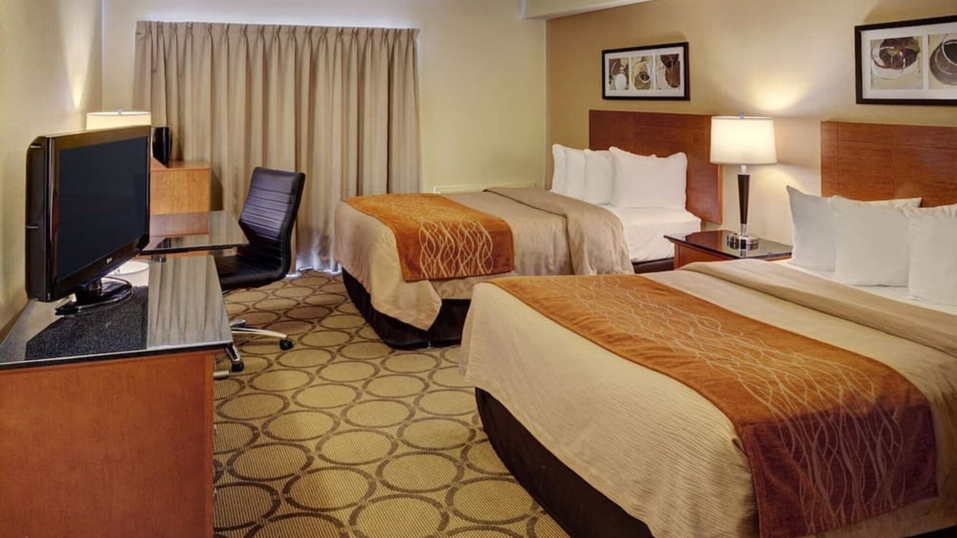 Day use twin room with work desk at Comfort Inn Yarmouth.