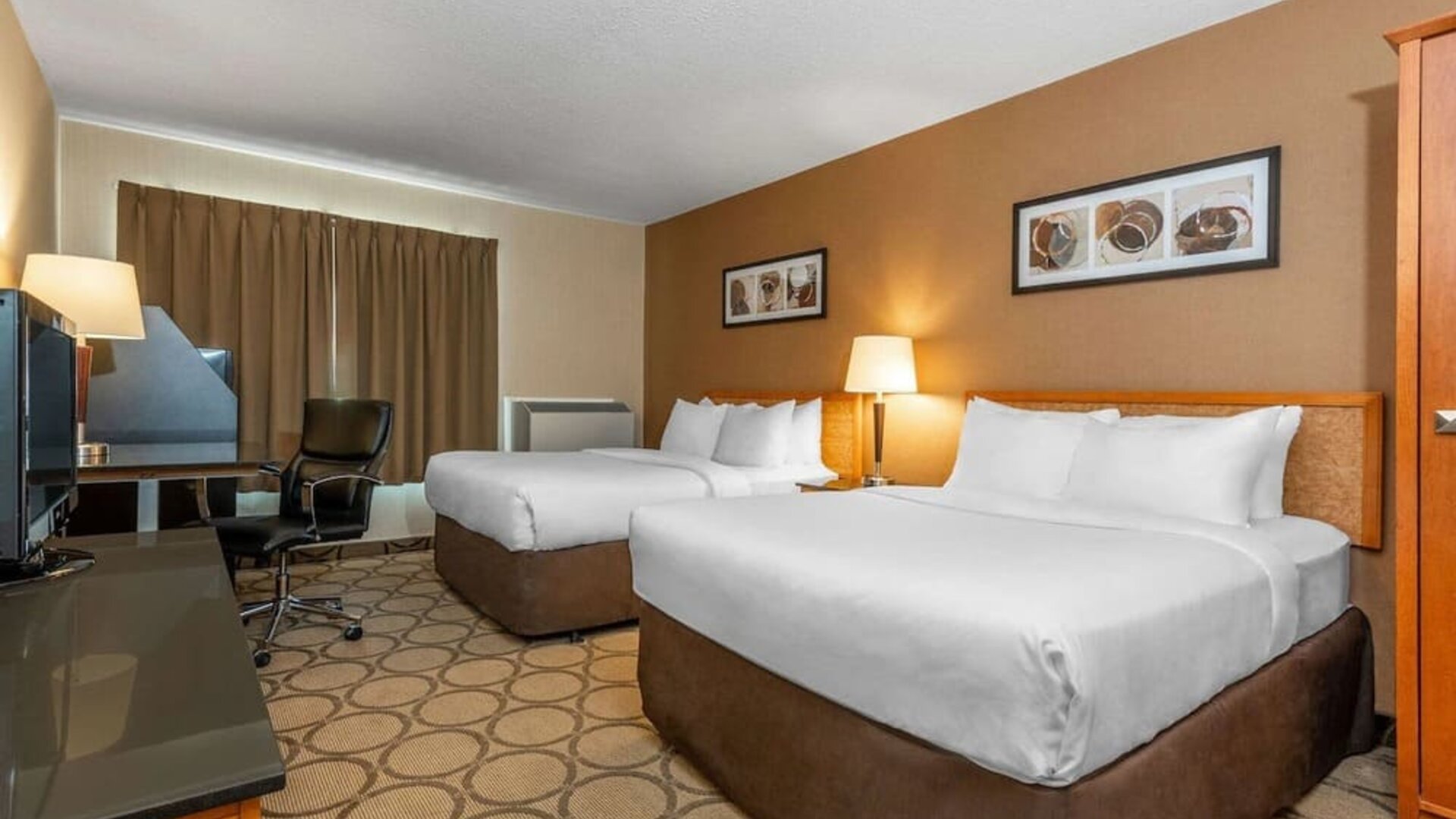 Day use twin room with TV, work desk and private bathroom at Comfort Inn Winnipeg II South.