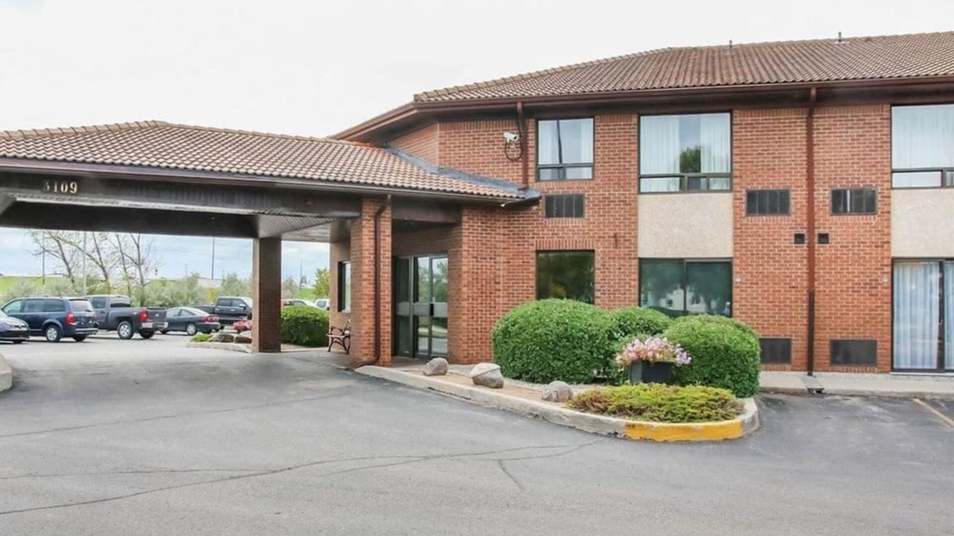 Hotel exterior and parking area at Comfort Inn Winnipeg II South.