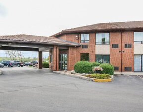 Hotel exterior and parking area at Comfort Inn Winnipeg II South.
