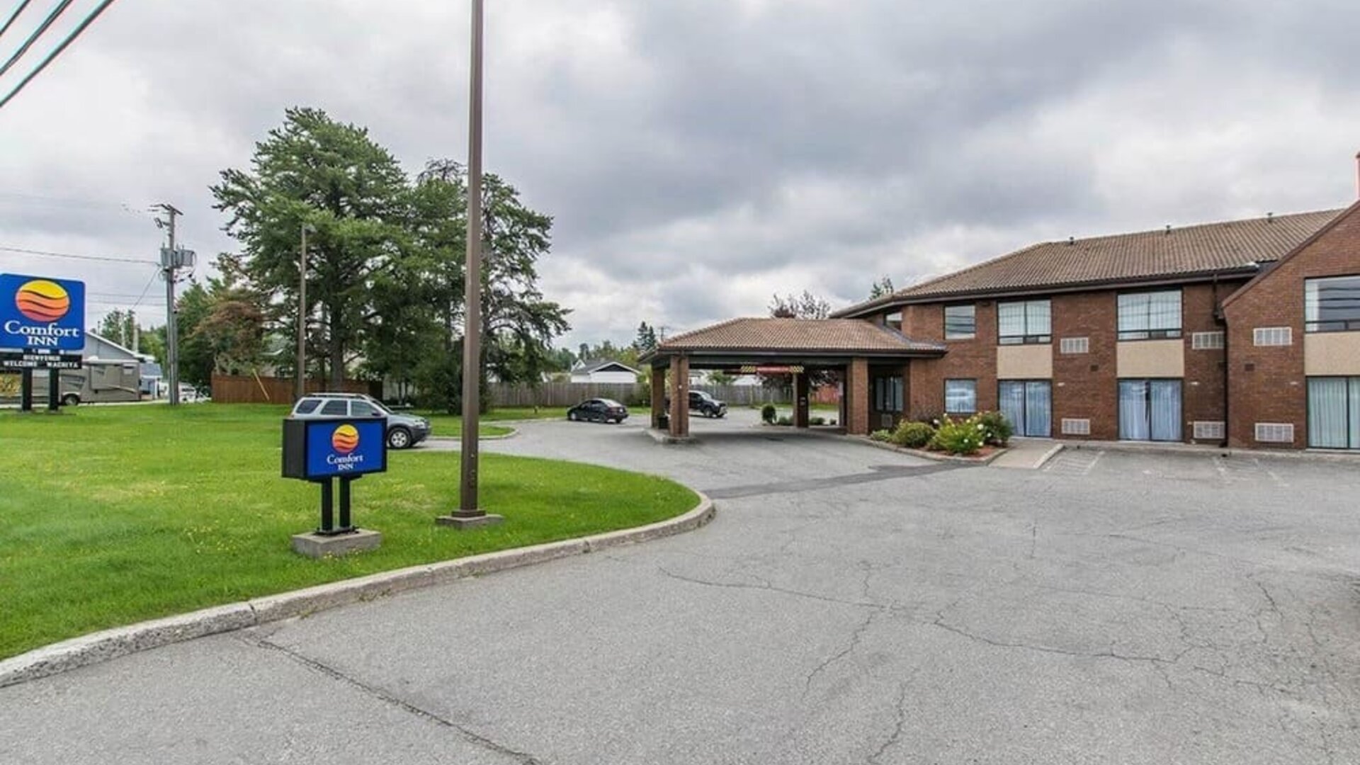 Hotel exterior and parking area at Comfort Inn Val D'or.