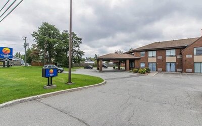 Hotel exterior and parking area at Comfort Inn Val D'or.