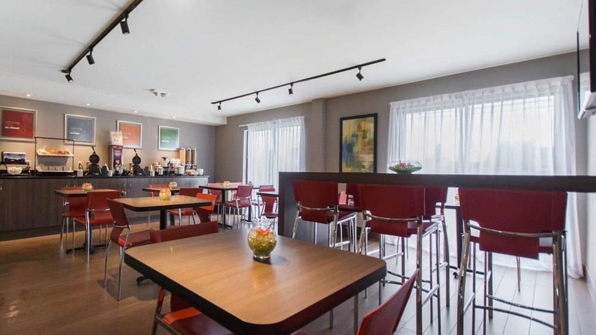 Dining area at Comfort Inn Val D'or. 