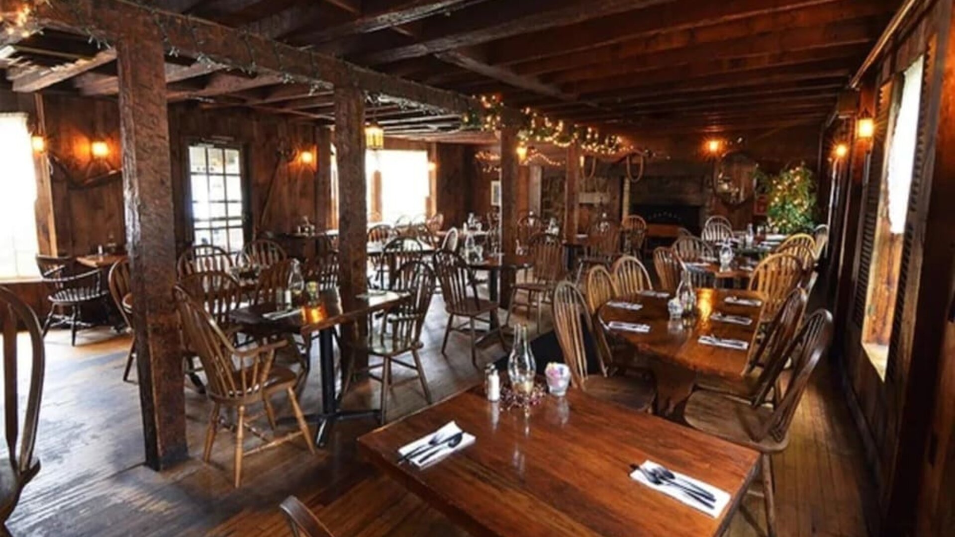 Dining area perfect for coworking at Sturbridge Host Hotel.