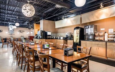 Dining area perfect for coworking at Rodeway Inn & Suites Fort Lauderdale Airport & Cruise Port.