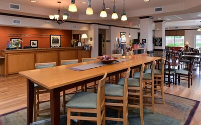 Dining area perfect for coworking at Hampton Inn Deer Park.