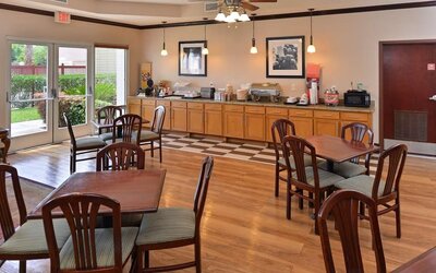 Dining area perfect for coworking at Hampton Inn Deer Park.