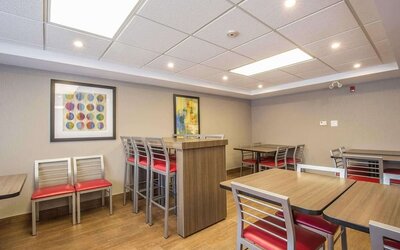 Dining area perfect for co-working at Comfort Inn Pickering.