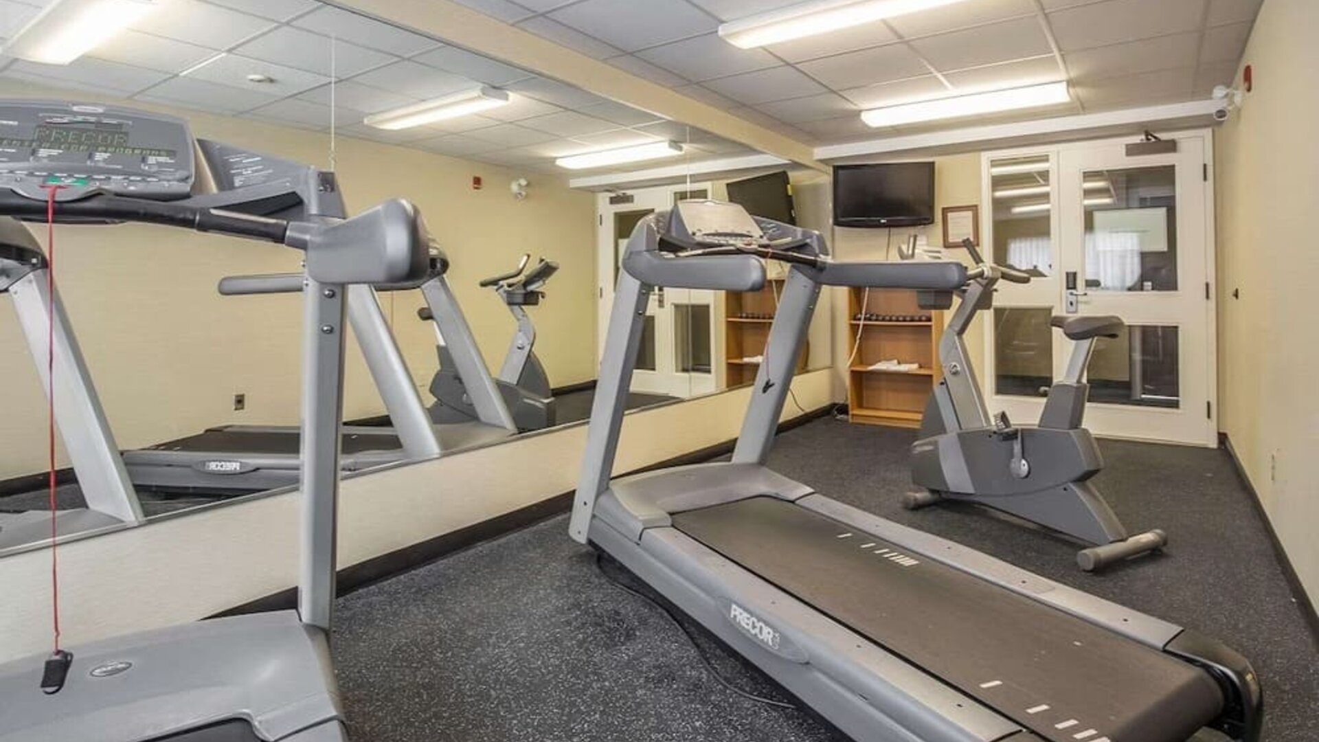 Fitness center at Comfort Inn Pickering.