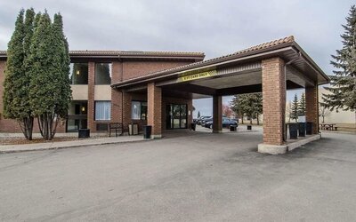 Hotel entrance and parking area at Comfort Inn Prince Albert.
