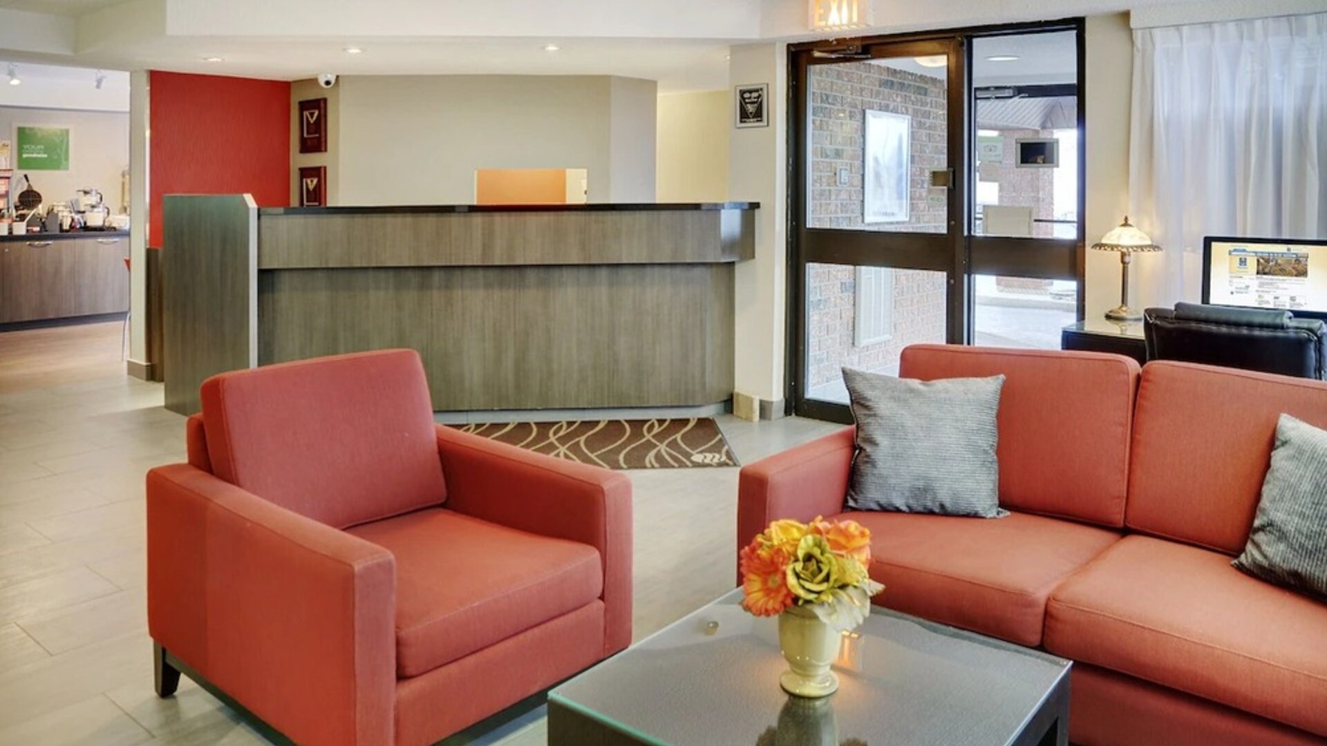 Lobby lounge and workspace at Comfort Inn Parry Sound.