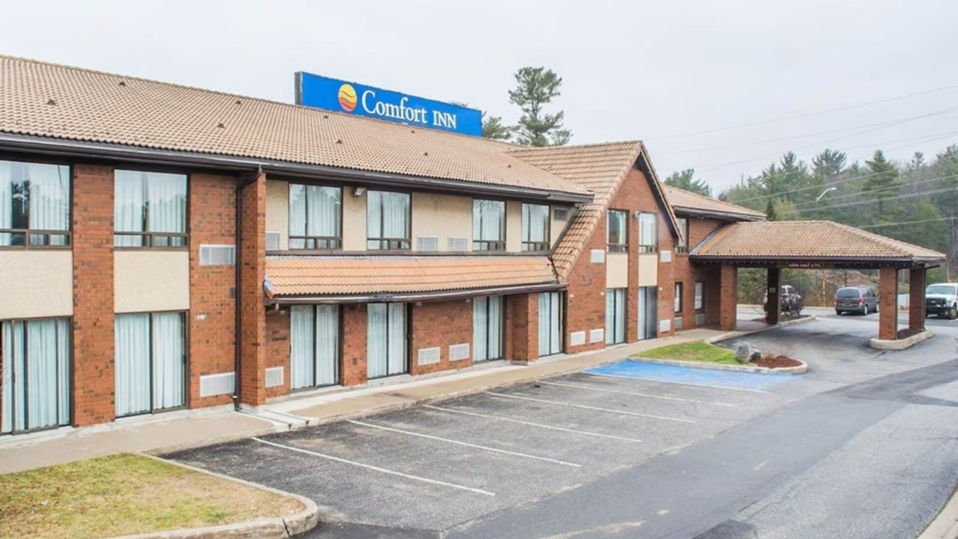 Hotel exterior and parking area at Comfort Inn Parry Sound.