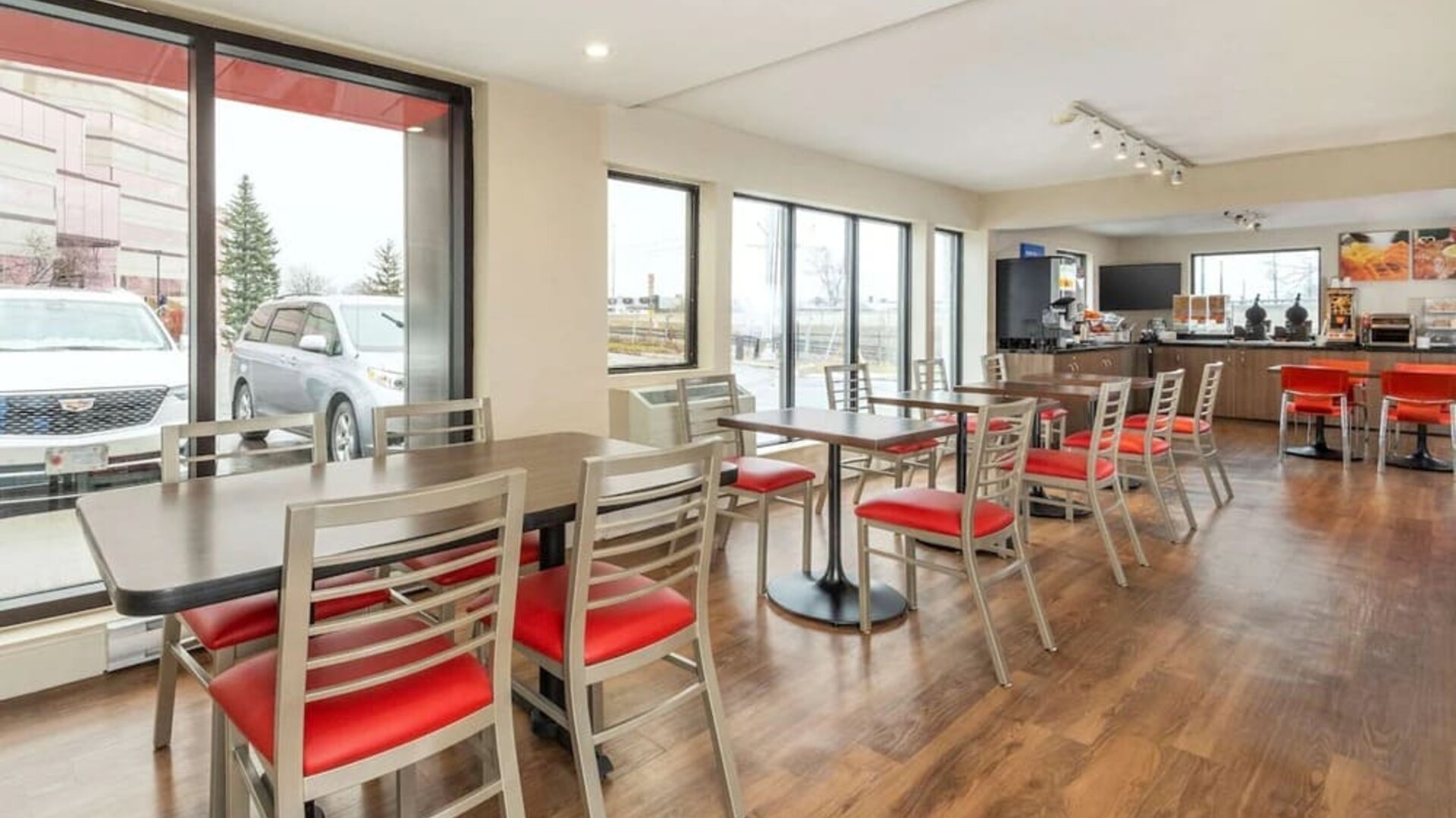 Bright and spacious dining area with comfortable seating perfect for co-working at Comfort Inn Ottawa East.