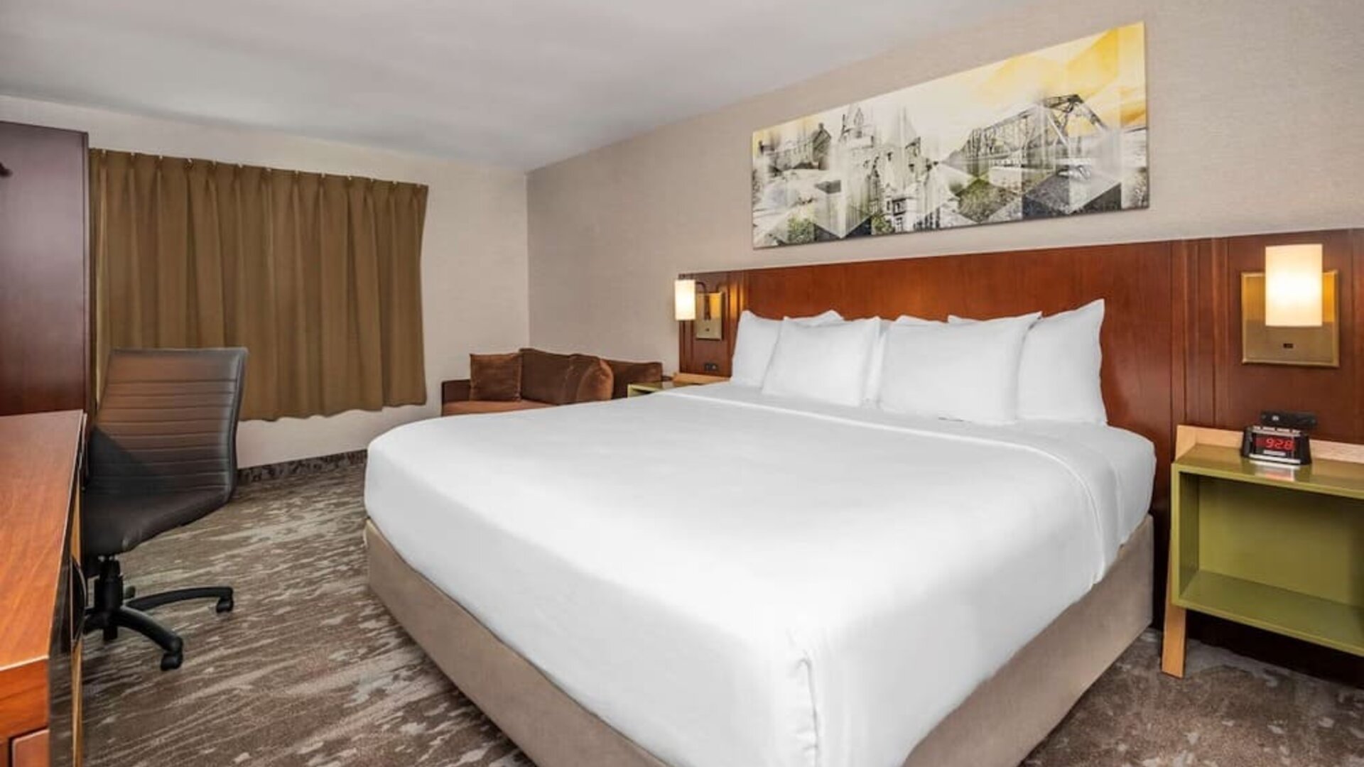 Standard day use room with work desk at Comfort Inn Ottawa East.