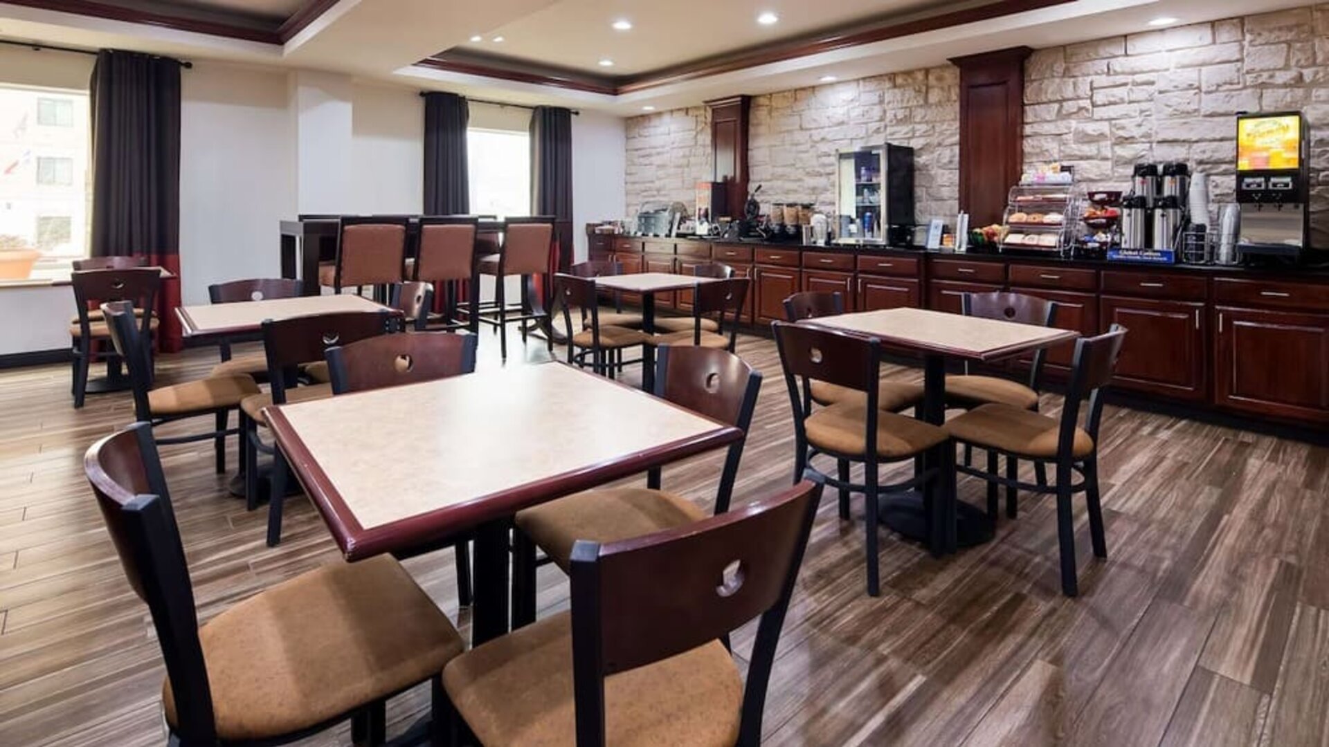 Dining area perfect for coworking at Best Western Granbury Inn & Suites.