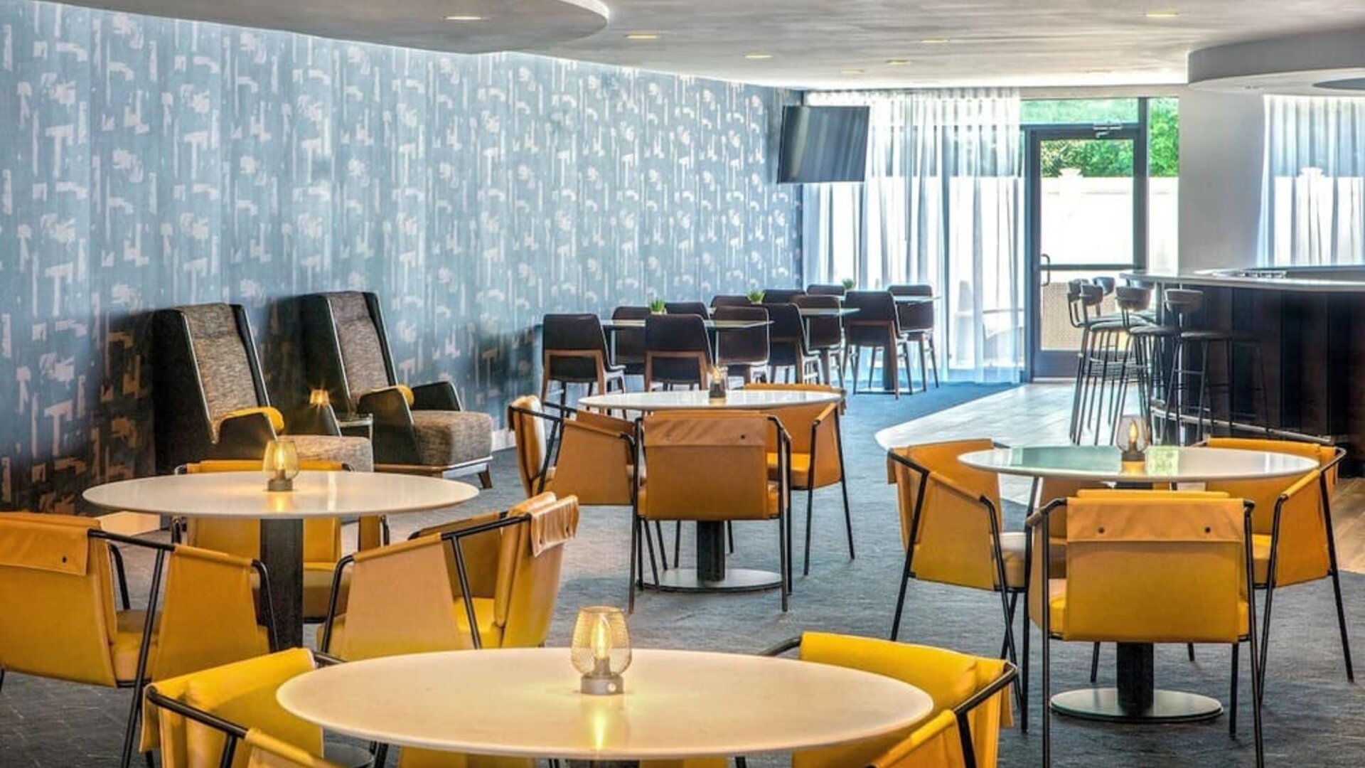 Dining area perfect for coworking at Courtyard Boston Marlborough.