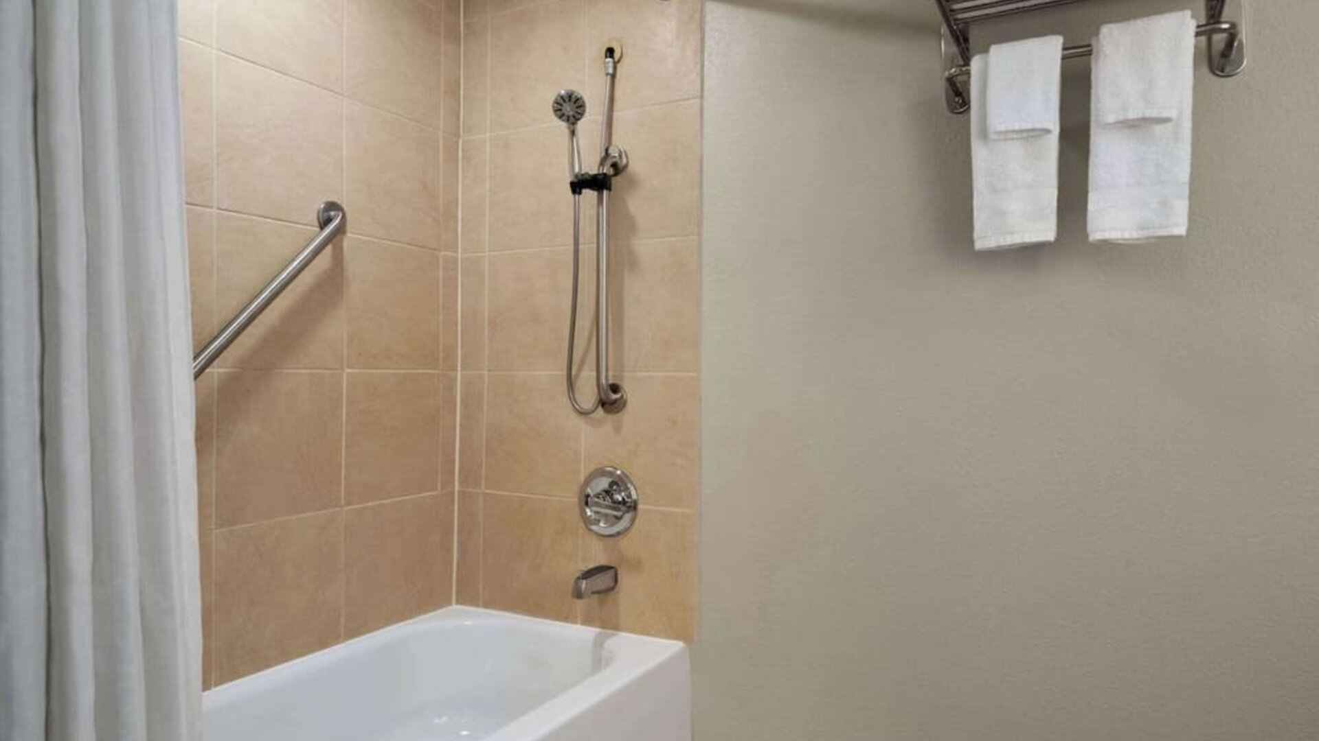 Guest bathroom with shower and tub at Wyndham Garden Pittsburgh Airport.