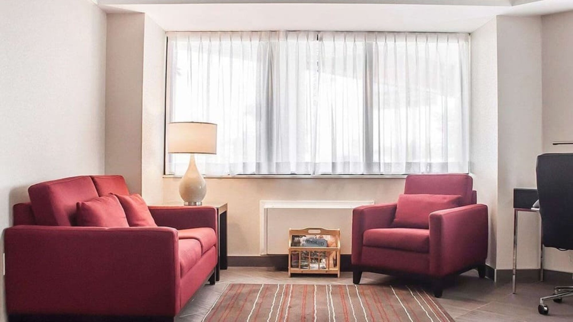 Lobby lounge at Comfort Inn Orillia.