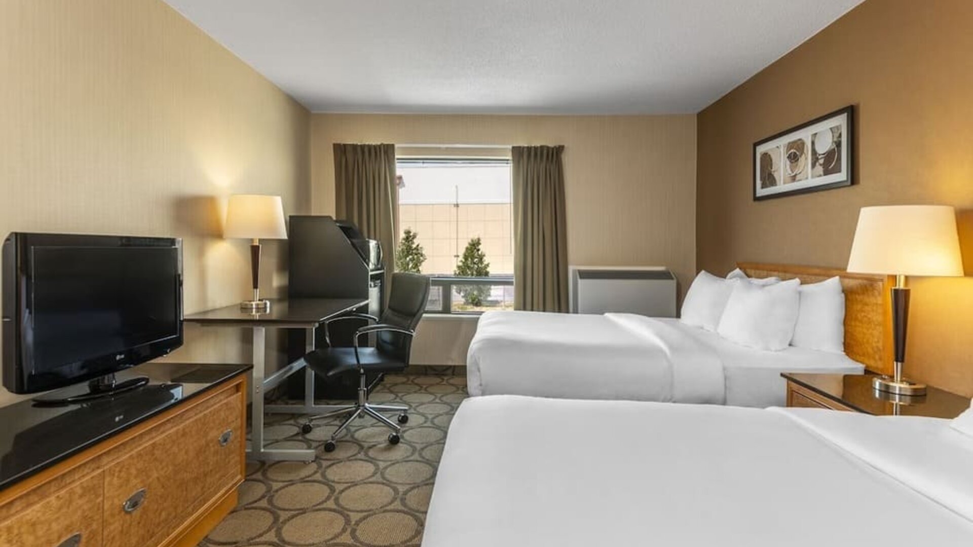 Day use twin room with work desk at Comfort Inn Orillia.