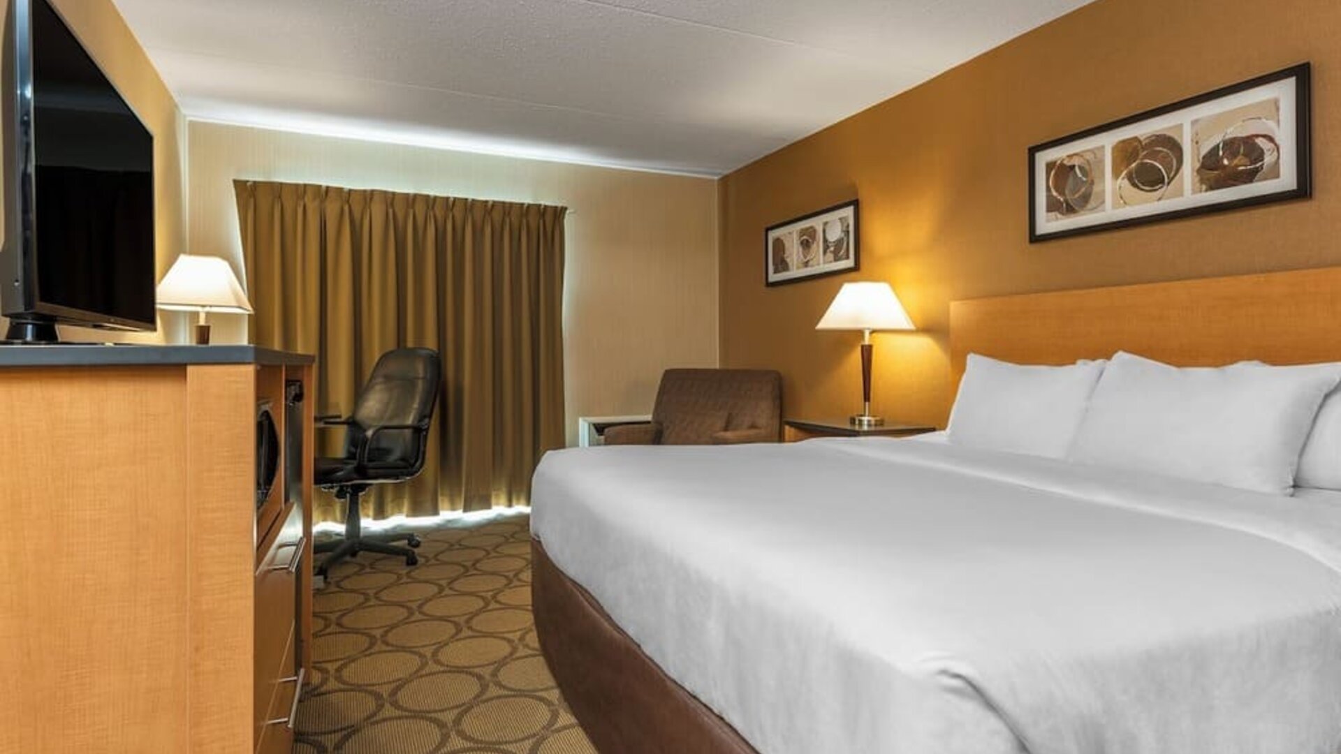 Standard day use room with TV, sofa, work desk and private bathroom at Comfort Inn Orillia.