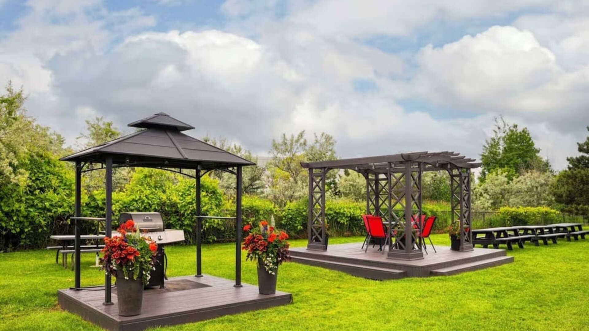 Outdoor lounge area at Comfort Inn Newmarket.