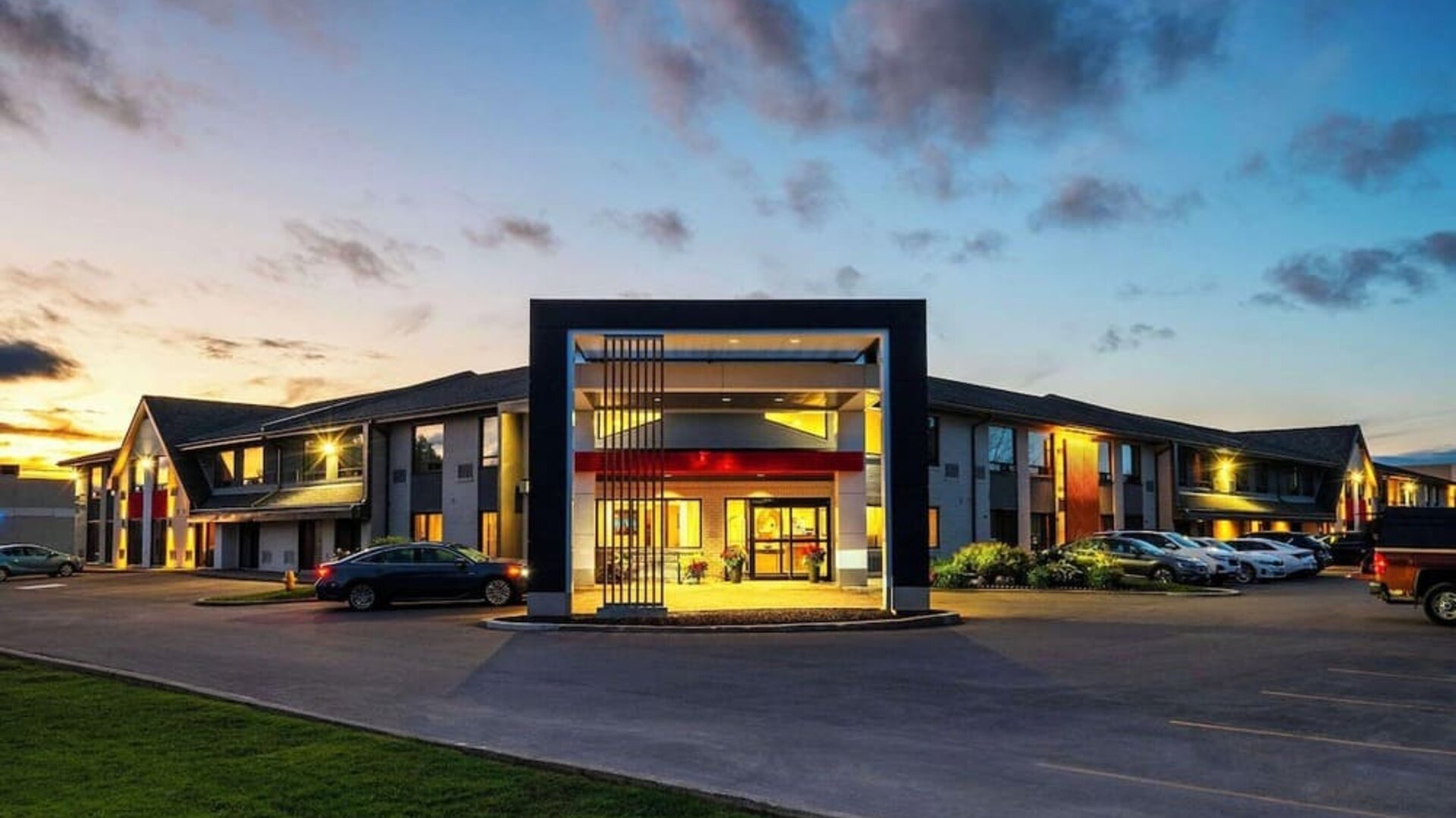 Hotel entrance and parking area at Comfort Inn Newmarket.