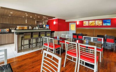 Dining area with comfortable seating at Comfort Inn Newmarket.