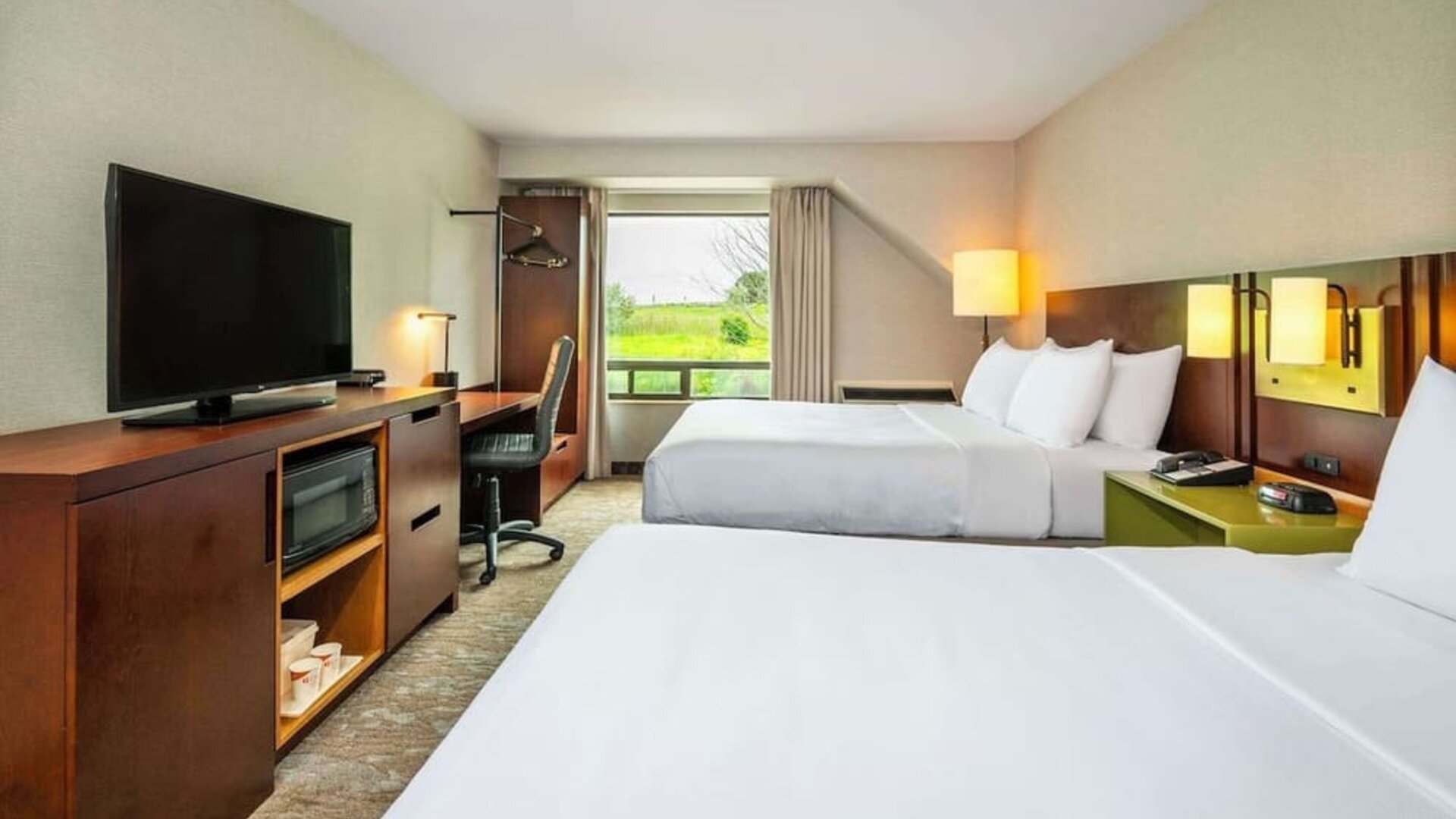Day use twin room with TV, work desk and private bathroom at Comfort Inn Newmarket.