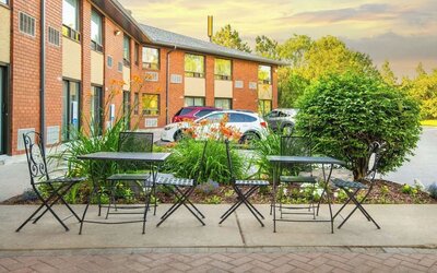 Outdoor sitting area at Comfort Inn Kingston HWY 401.