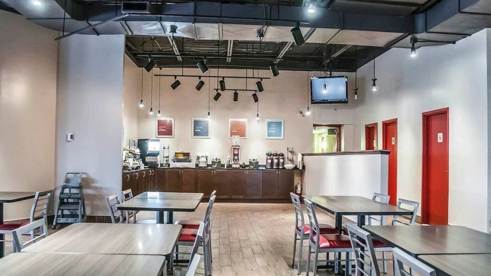 Dining area with comfortable seating at Comfort Inn Laval.