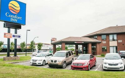 Hotel entrance and parking area at Comfort Inn Laval.