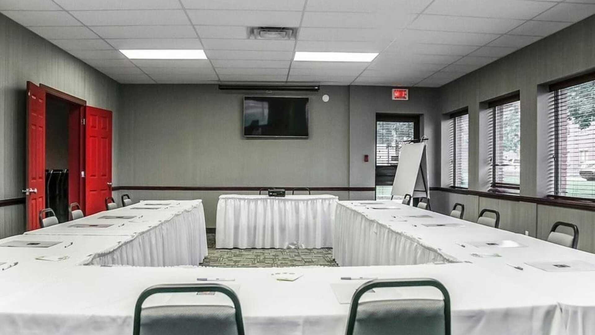 Professional meeting room with independent entrance at Comfort Inn Laval.
