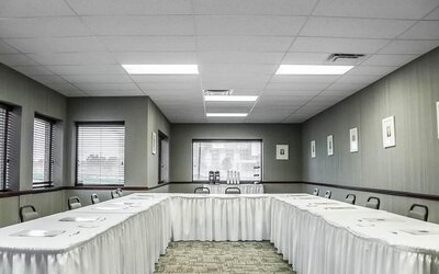 Professional meeting room at Comfort Inn Laval.