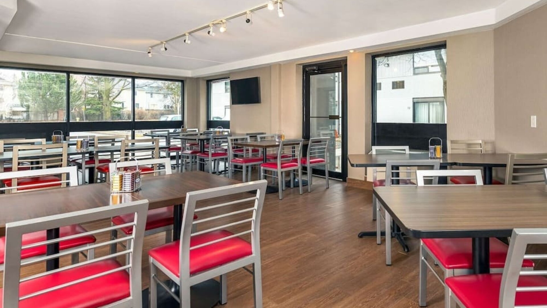 Dining area at Comfort Inn Ottawa West.