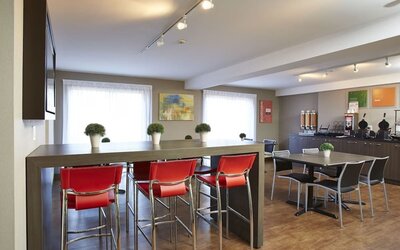 Dining area with comfortable seating, perfect for co-working at Comfort Inn Edmundston.