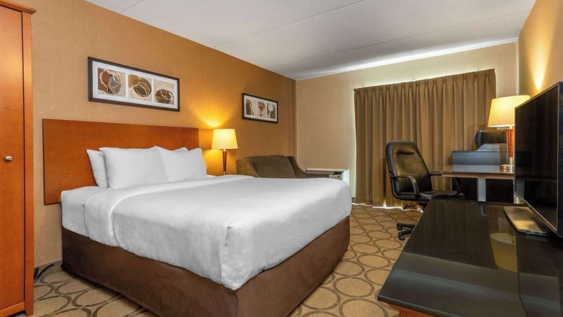 Day use room with TV, work desk, sofa and private bathroom at Comfort Inn Edmundston.