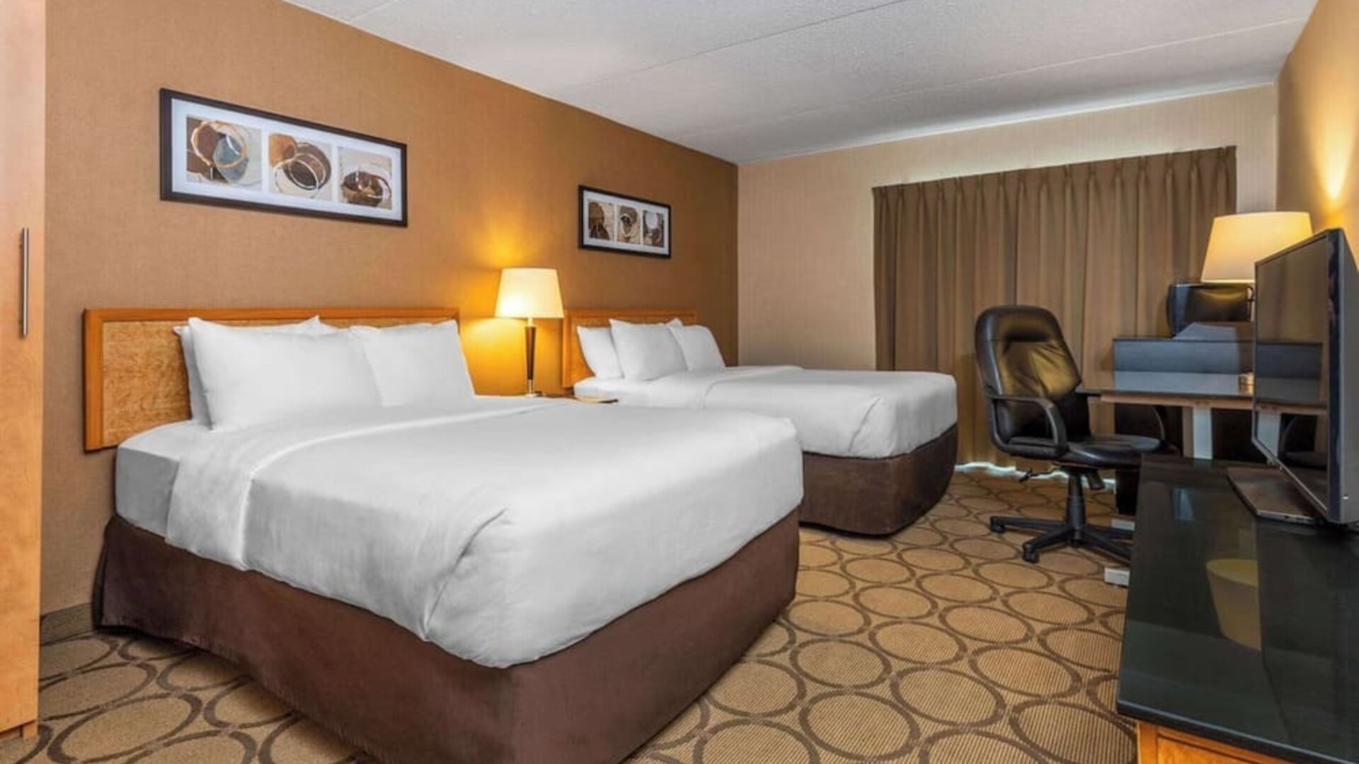 Day use twin room with TV, work desk and private bathroom at Comfort Inn Edmundston.