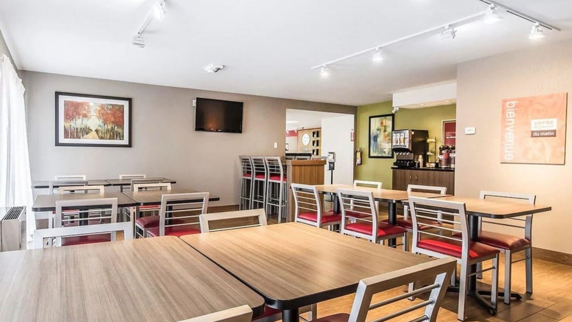 Dining area with comfortable seating perfect for co-working at Comfort Inn Chicoutimi.