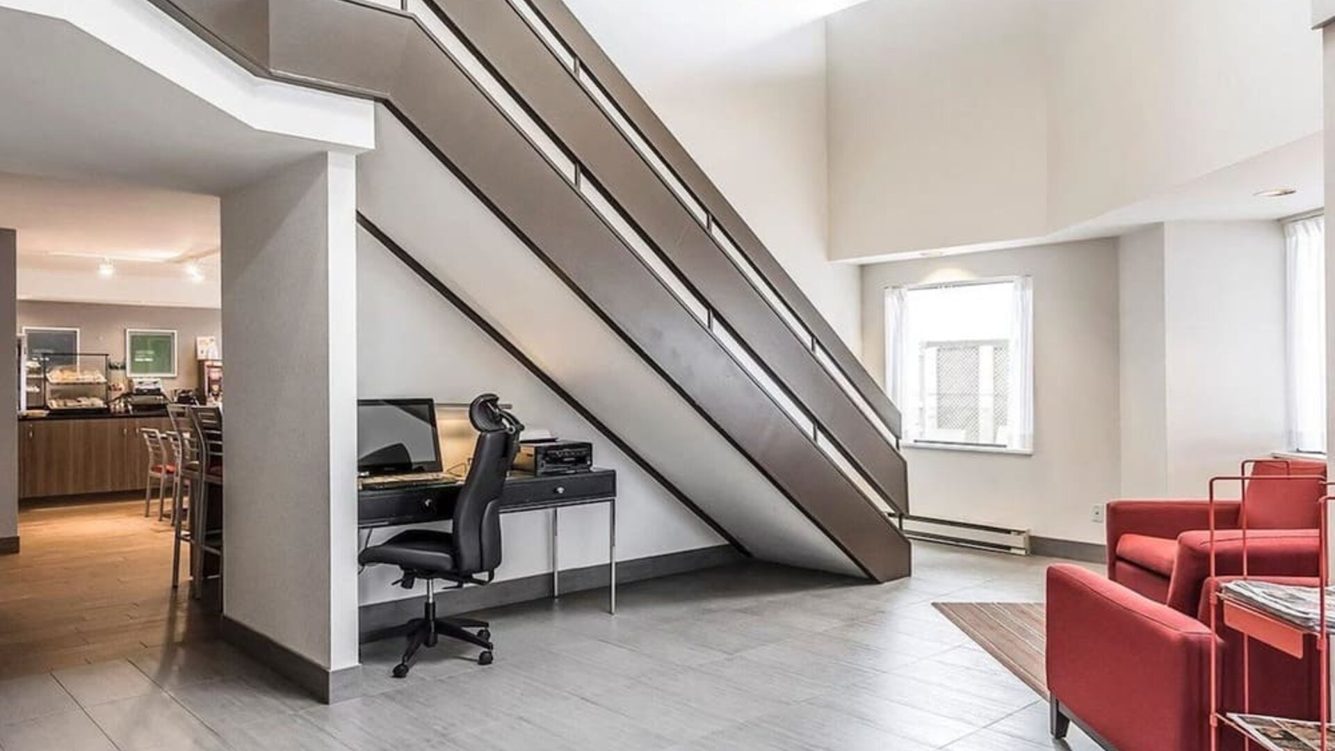 Lobby lounge with workspace at Comfort Inn Chicoutimi.