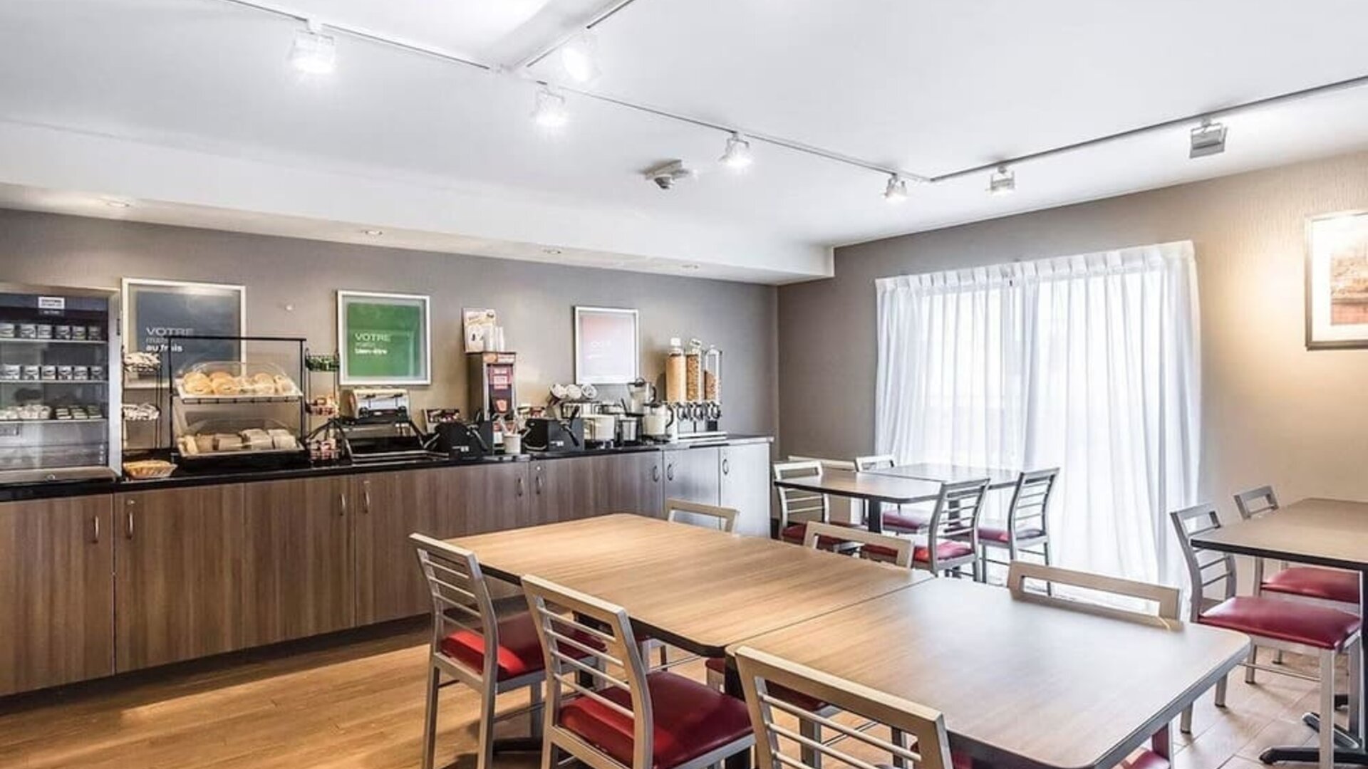 Dining area at Comfort Inn Chicoutimi.