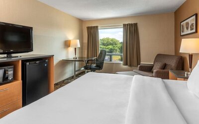 Day use room with TV, sofa, workdesk and private bathroom at Comfort Inn Chicoutimi.