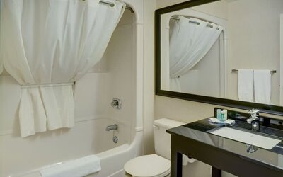 Guest bathroom with tub and free toiletries at Comfort Inn Chicoutimi.
