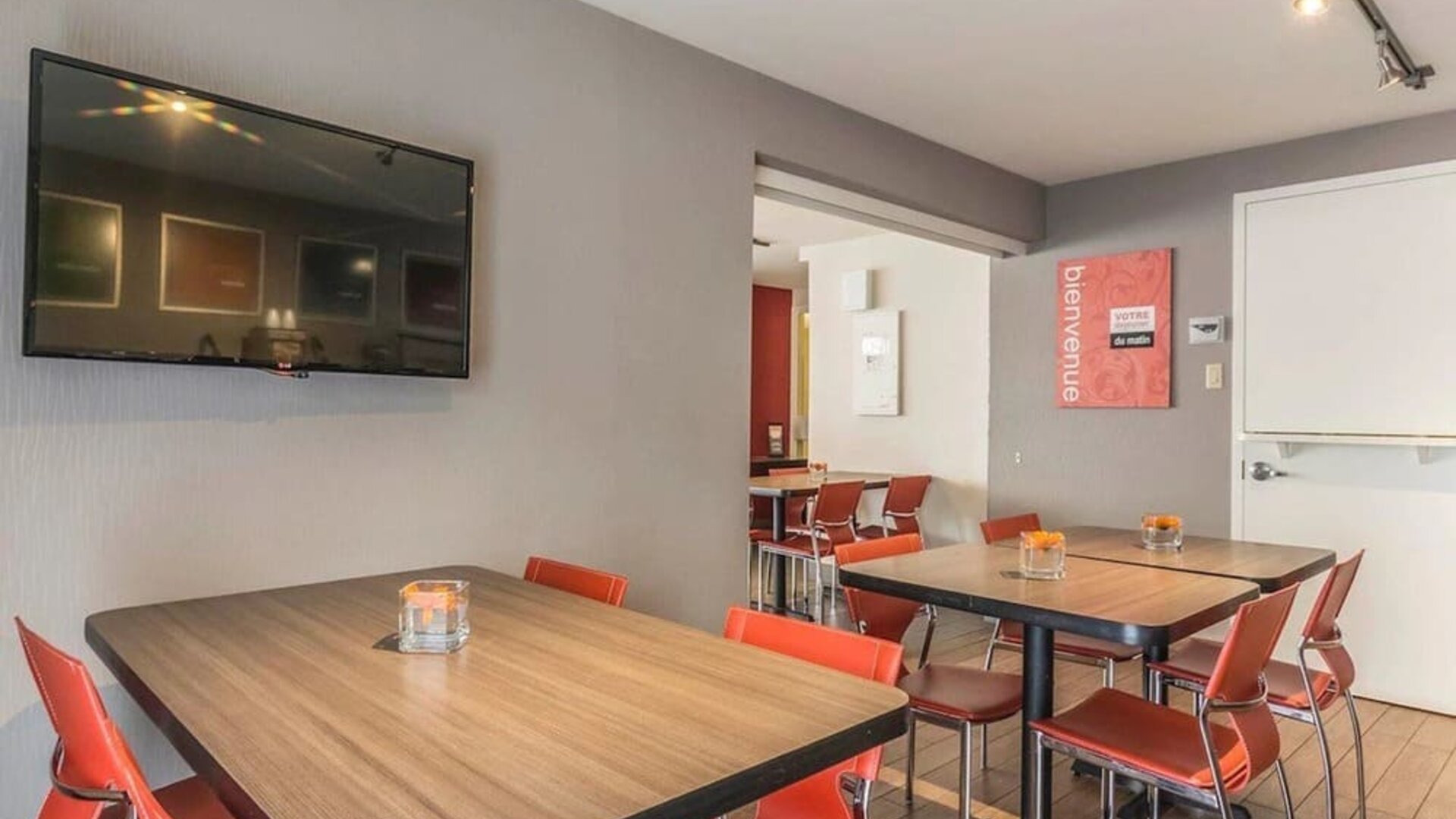 Dining area with comfortable seating at Comfort Inn Drummondville.