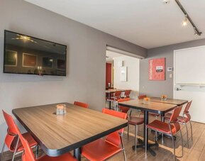 Dining area with comfortable seating at Comfort Inn Drummondville.