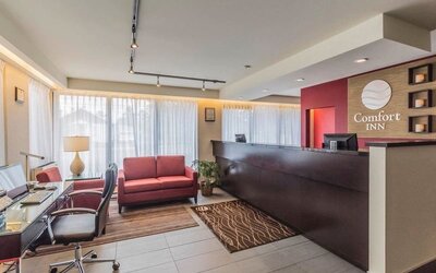 Lobby lounge with workspace at Comfort Inn Drummondville.